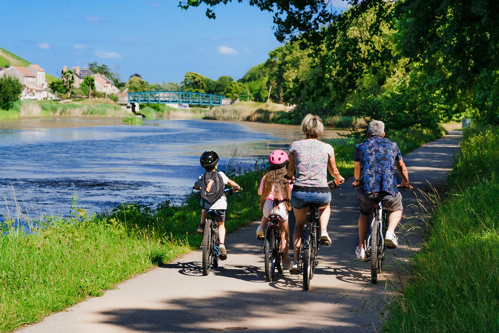 Famille avec enfants à vélo le long du canal à Mareuil-sur-Aÿ